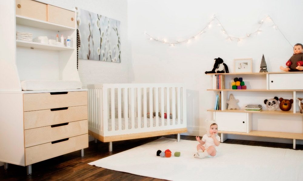 Accesorios sencillos de una habitación de bebé