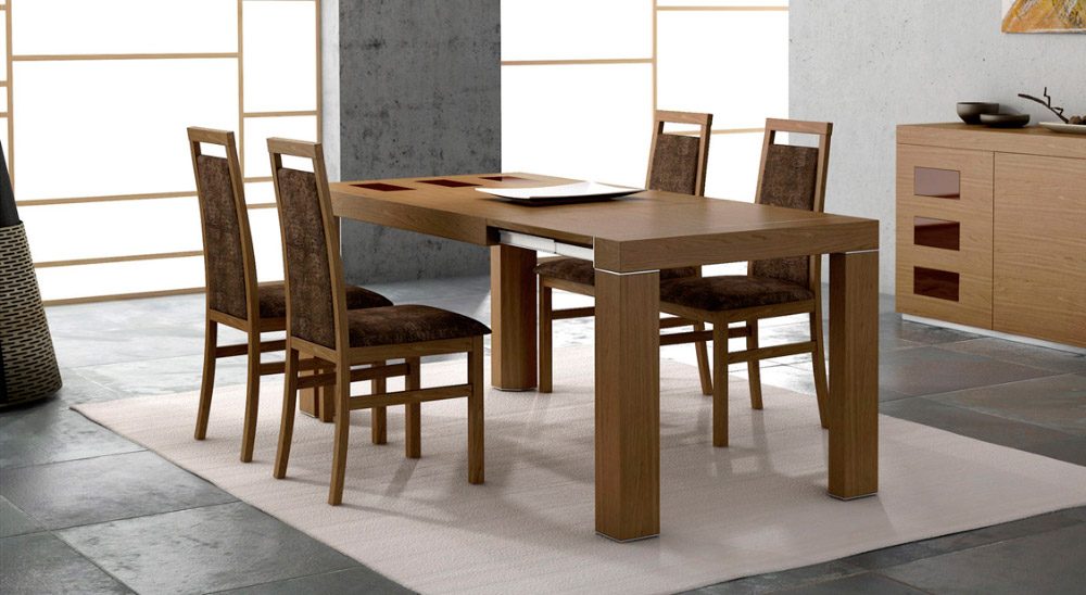 Mesa y sillas en un salón comedor moderno
