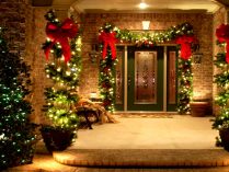 Iluminación de una casa en Navidad