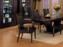 Mesa y sillas de madera moderna